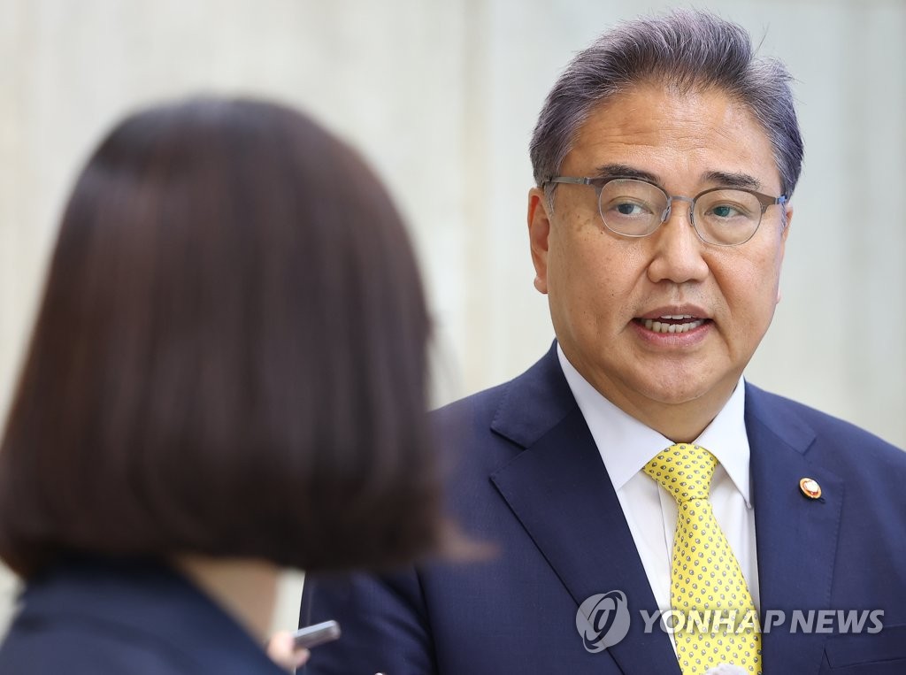취재진 질문에 답변하는 박진 장관