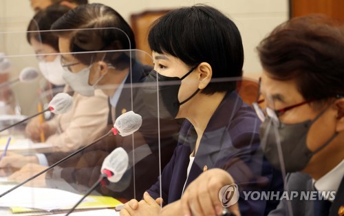 답변하는 전현희 국민권익위원장