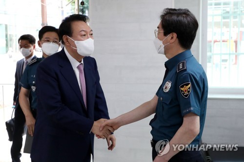 신촌지구대 방문한 윤석열 대통령