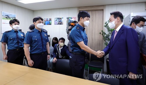 신촌지구대 경찰관 만난 윤석열 대통령