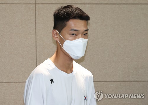 포상금 수여식 입장하는 '스마일 점퍼' 우상혁