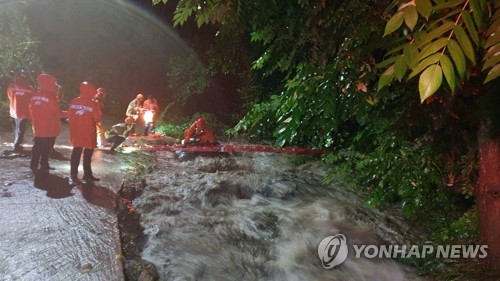 폭우에 불어난 하천