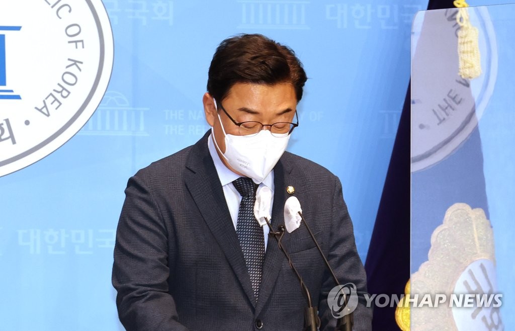 사과하는 김성원 의원