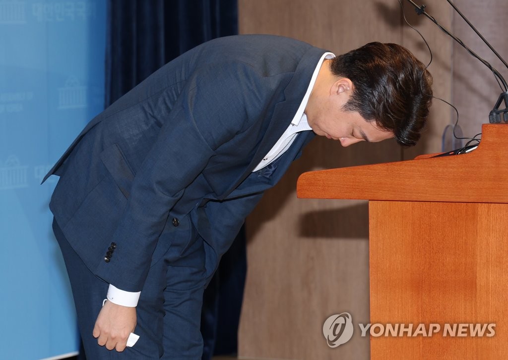 기자회견 마친 뒤 인사하는 이준석