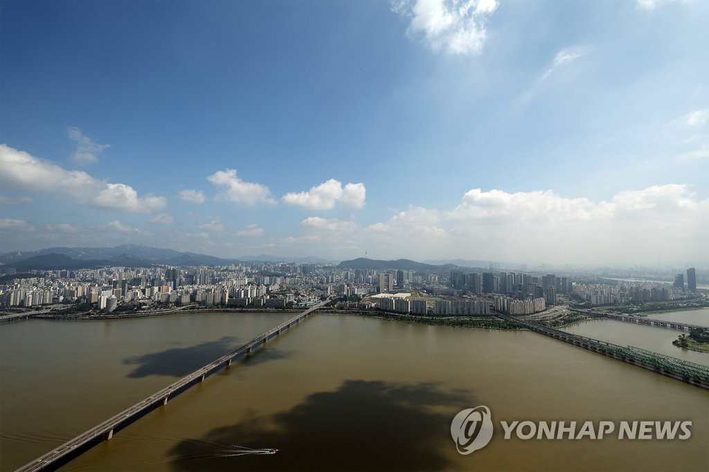 맑은 하늘과 뿌연 한강