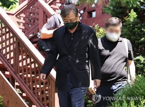 압수수색 종료 후 자택 나오는 서훈