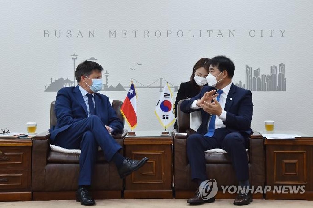 Reunión entre el vicealcalde de Busan y el embajador chileno ante Seúl Reunión entre el vicealcalde de Busan y el embajador chileno ante Seúl