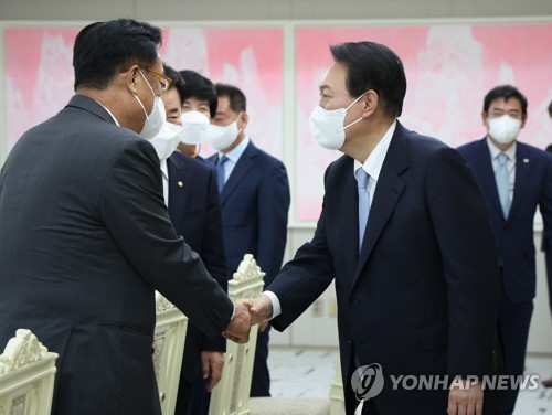 신임 국회의장단과 인사하는 윤석열 대통령