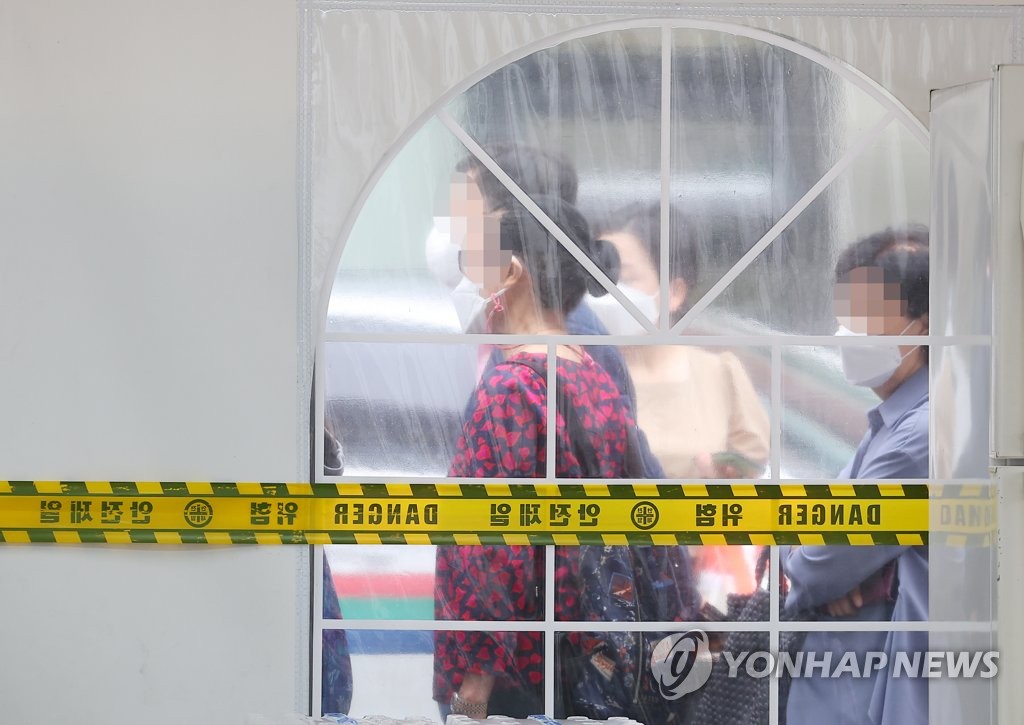 검사 기다리는 시민들
