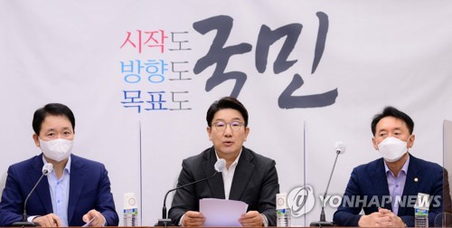 원내대책회의에서 발언하는 권성동 원내대표