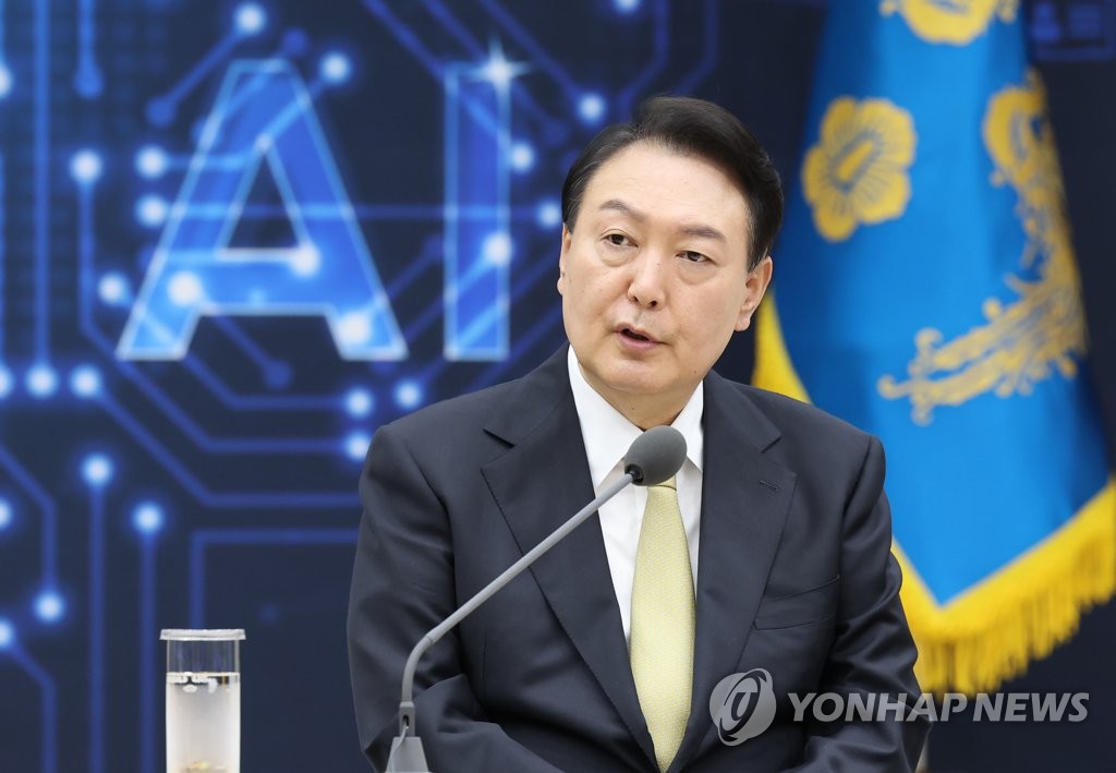 El presidente surcoreano, Yoon Suk-yeol, brinda unas declaraciones, el 2 de septiembre de 2022, en la ceremonia para lanzar el Comité Presidencial de Gobierno de Plataforma Digital, en la oficina presidencial, en Seúl.