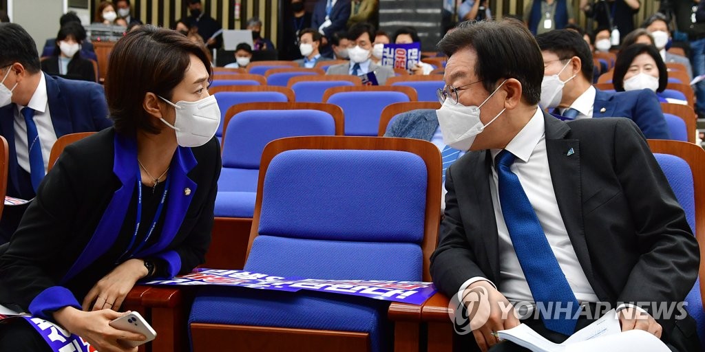 대화하는 민주당 지도부