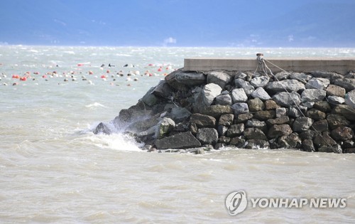 태풍에 부서진 여수 방파제
