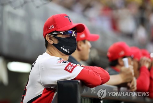 경기 지켜보는 김종국 감독