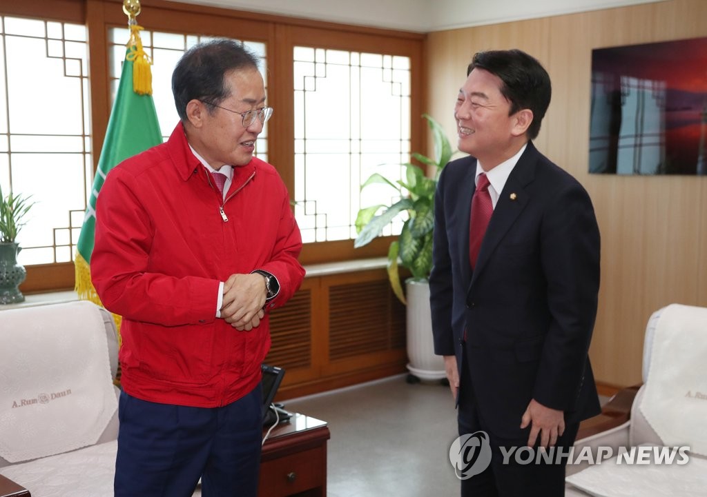 이야기 나누는 홍준표와 안철수