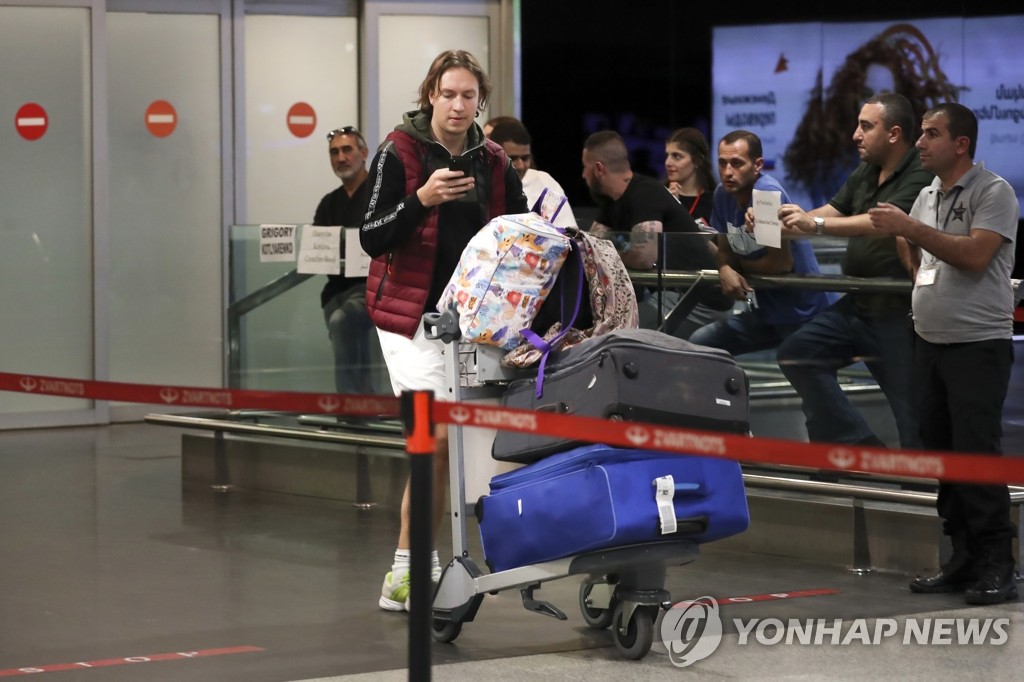 아르메니아 도착한 러시아 남성…동원령 후 러 출국 급증