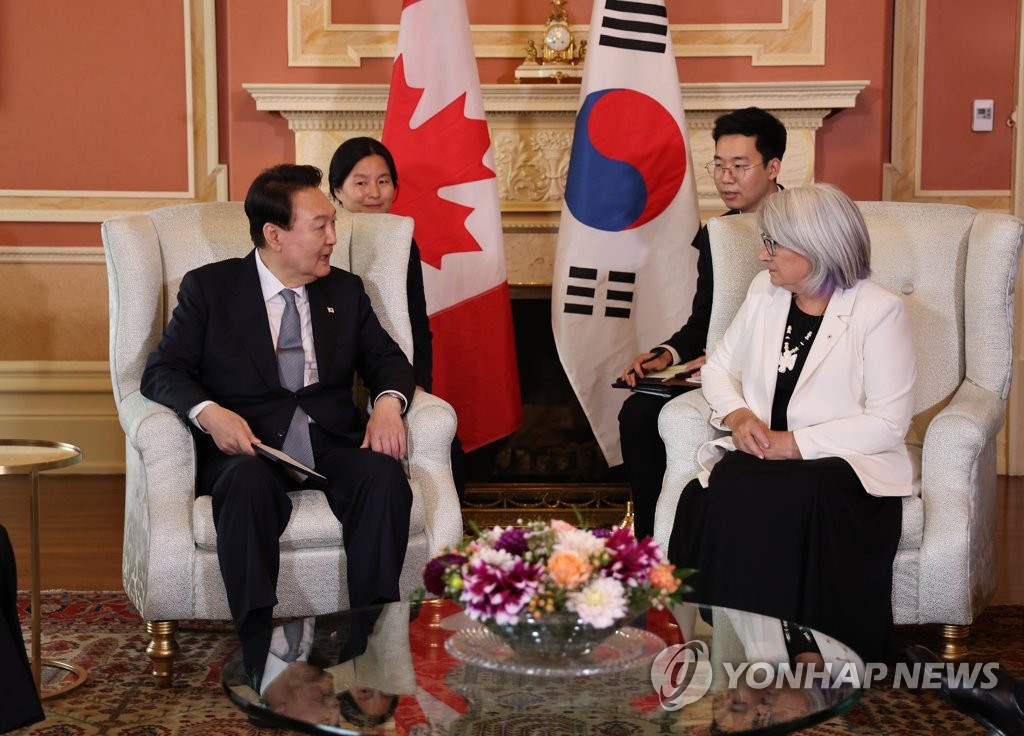 메리 사이먼 캐나다 총독과 환담하는 윤석열 대통령