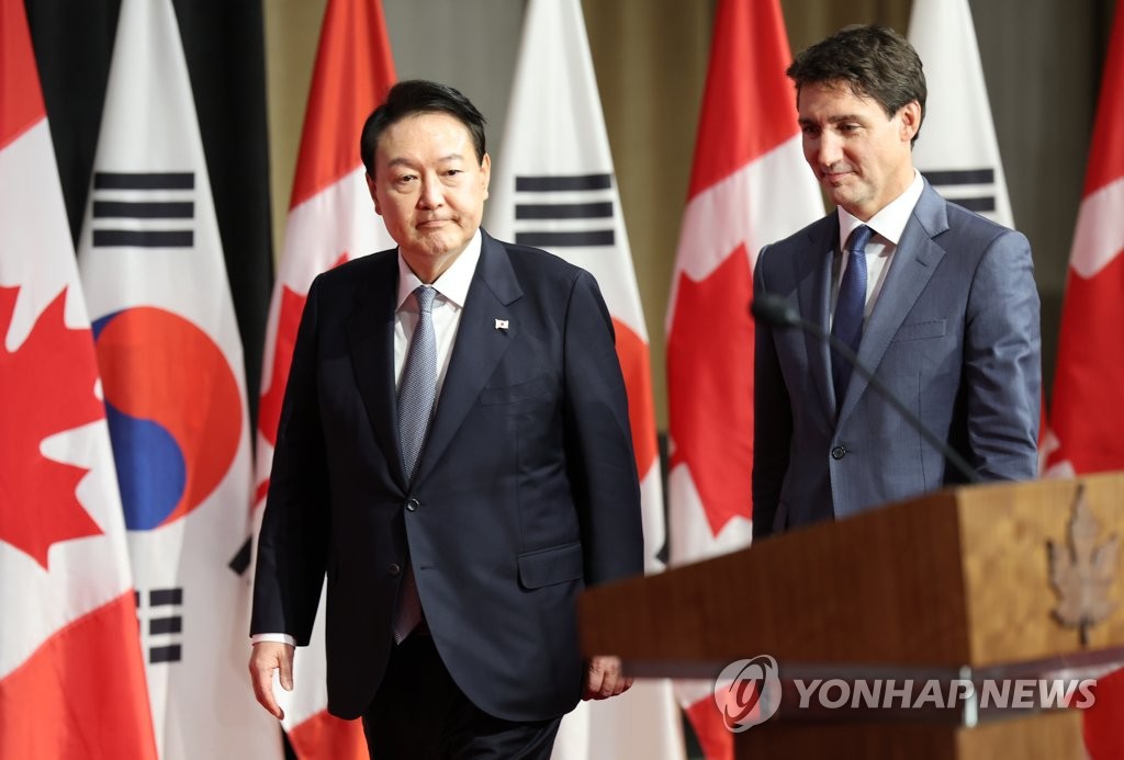 공동기자회견장 들어서는 한-캐나다 정상