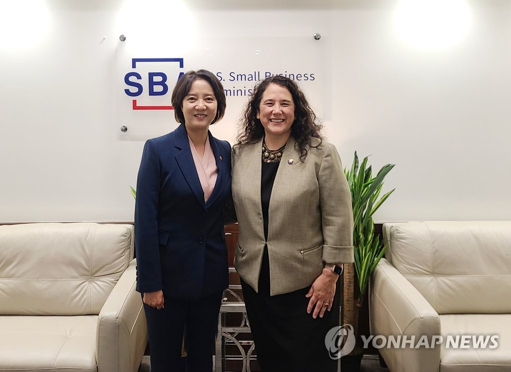 미 SBA 처장과 기념 촬영하는 이영 장관