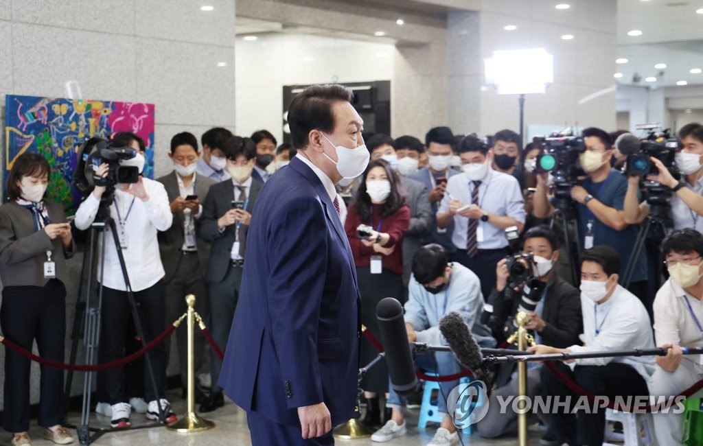 집무실 향하는 윤석열 대통령