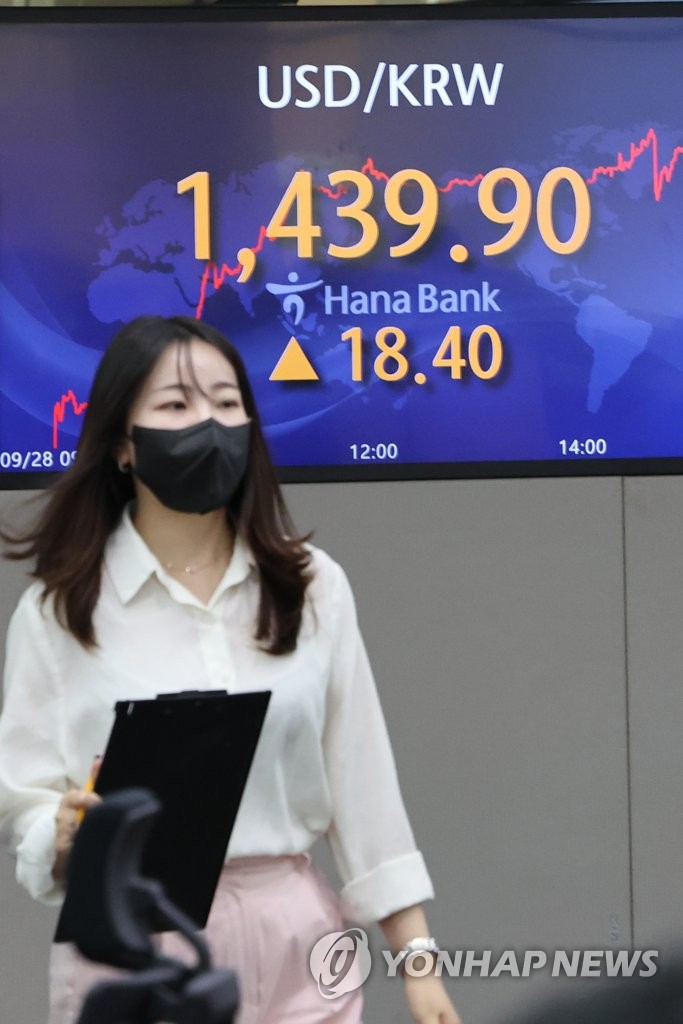 La foto de archivo, tomada el 28 de septiembre de 2022, muestra un letrero electrónico en la sala de operaciones del banco Hana Bank, en el centro de Seúl, en el que se muestra el tipo de cambio del won surcoreano frente al dólar estadounidense, que ese día cerró en 1.439,90 wones por dólar estadounidense, lo que supuso una depreciación de 18,40 wones por dólar desde la sesión anterior, en medio de los crecientes temores de una recesión mundial.