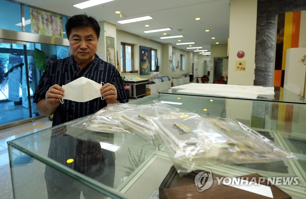 Master specialist of handmade Korean paper Master specialist of handmade Korean paper