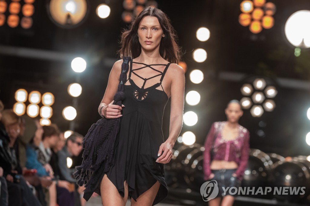 파리 패션위크 참석한 벨라 하디드