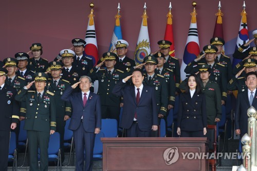 국기에 경례하는 윤석열 대통령