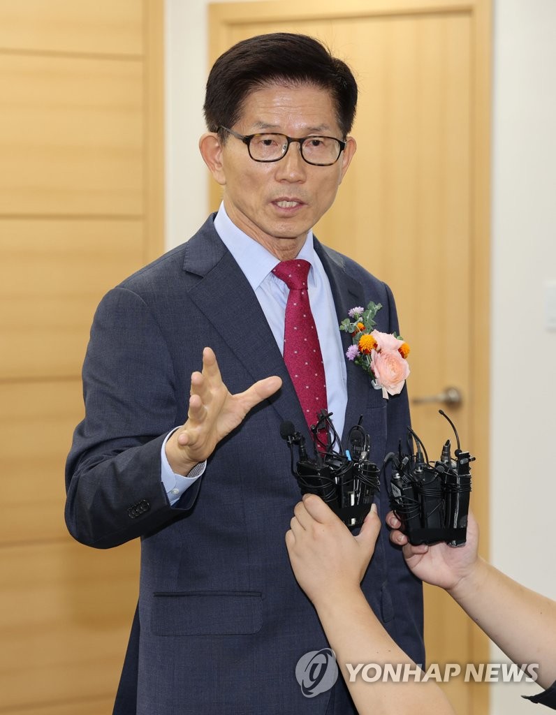 취임식 후 질문에 답하는 김문수 경사노위원장