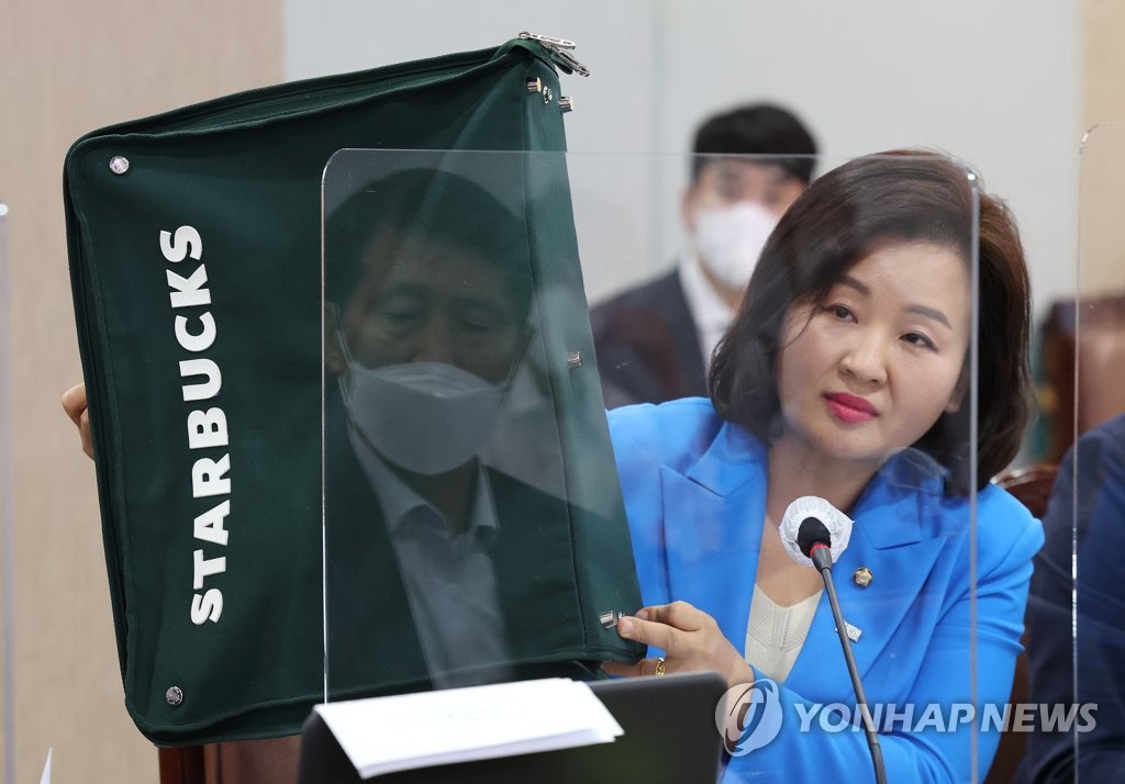스타벅스 백들고 질의하는 이수진 의원