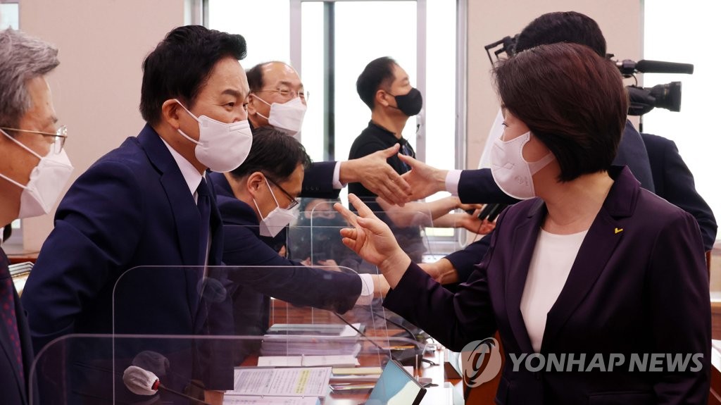 의원들과 인사하는 원희룡 국토교통부 장관