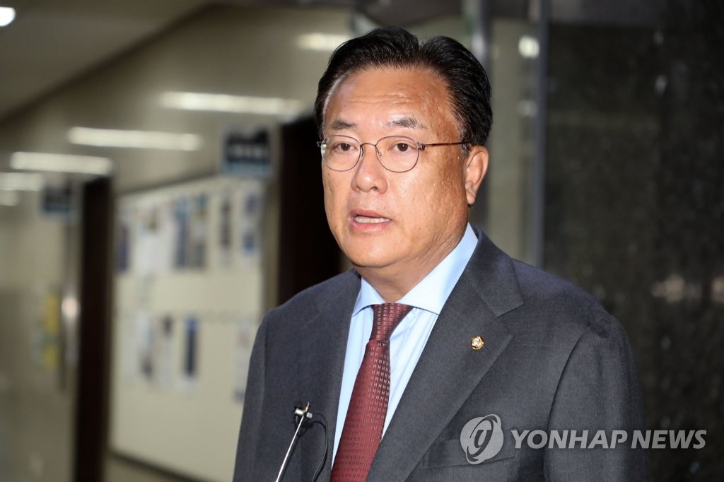 답변하는 정진석 비대위원장
