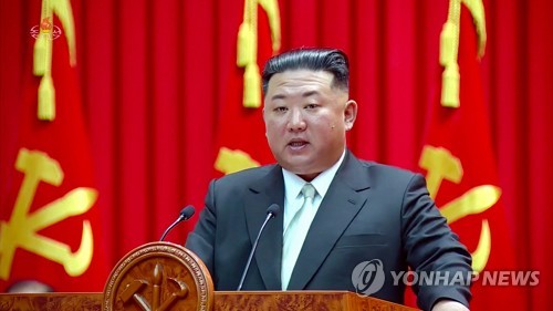 지난달 노동당 중앙간부학교서 강의하는 북한 김정은