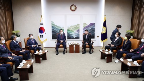 국회의장단 등과 환담하는 윤석열 대통령