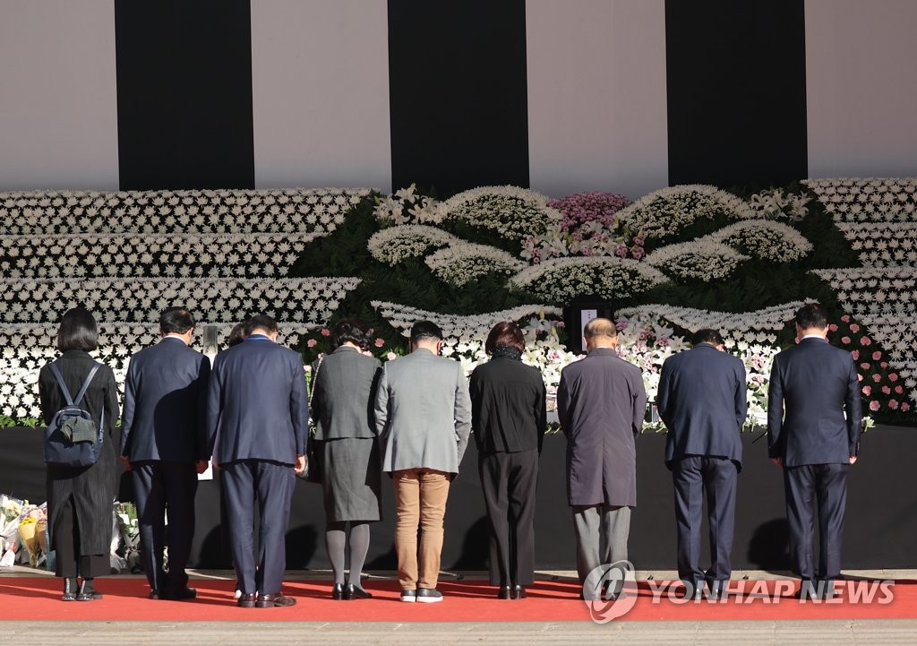 이어지는 이태원 사고 조문