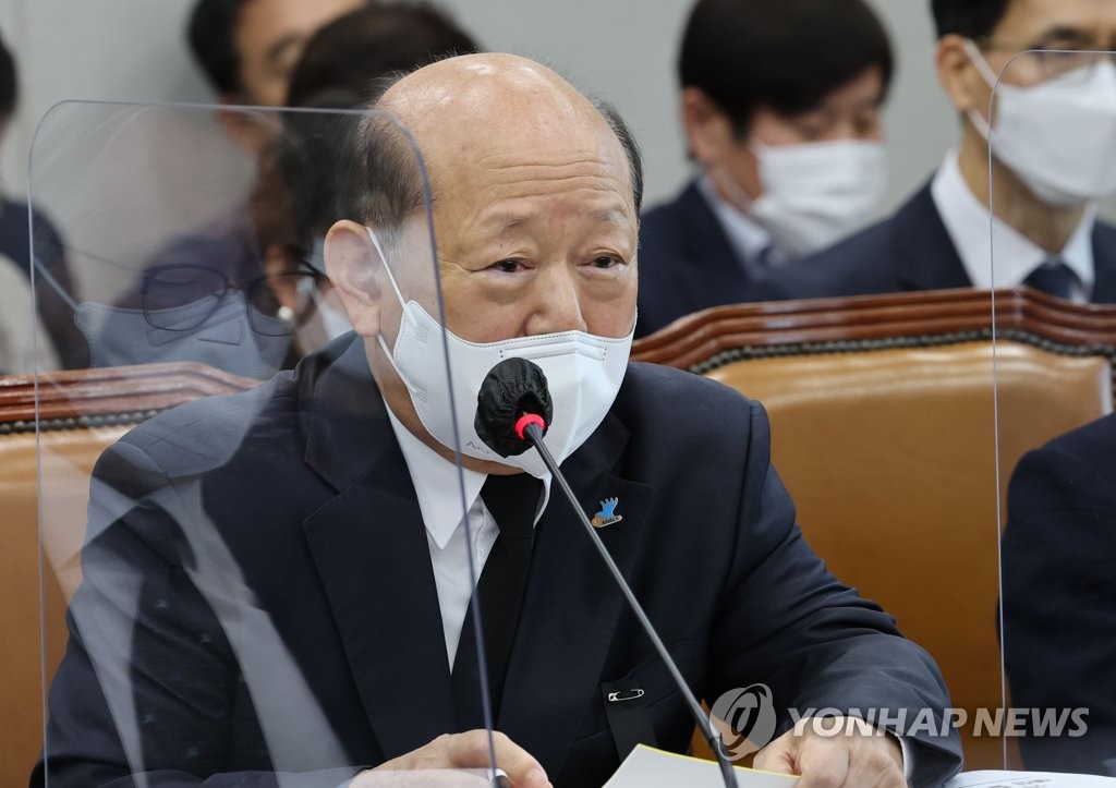 답변하는 송두환 국가인권위원회 위원장
