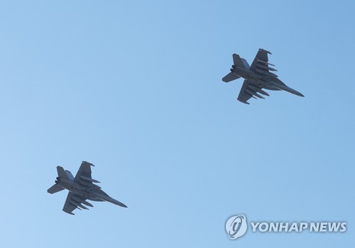 오산기지 상공 비행하는 그라울러