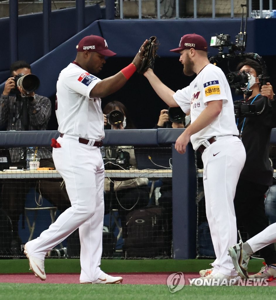 In this file photo from Nov. 4, 2022, Kiwoom Heroes starter Eric Jokisch (R) high-fives right fielder Yasiel Puig after completing the top of the fourth inning of Game 3 of the Korean Series against the SSG Landers at Gocheok Sky Dome in Seoul. (Yonhap)