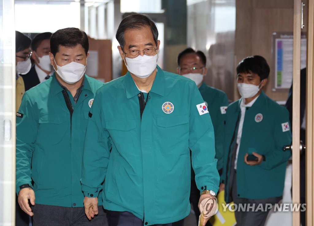 이태원사고 중대본 회의 참석하는 한덕수 국무총리