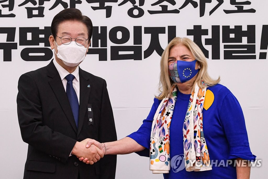 Lee Jae-myung (L), chief of the main opposition Democratic Party, shakes hands with European Union Ambassador to South Korea Maria Castillo Fernandez during their meeting at the National Assembly in Seoul on Nov. 8, 2022. (Pool photo) (Yonhap)