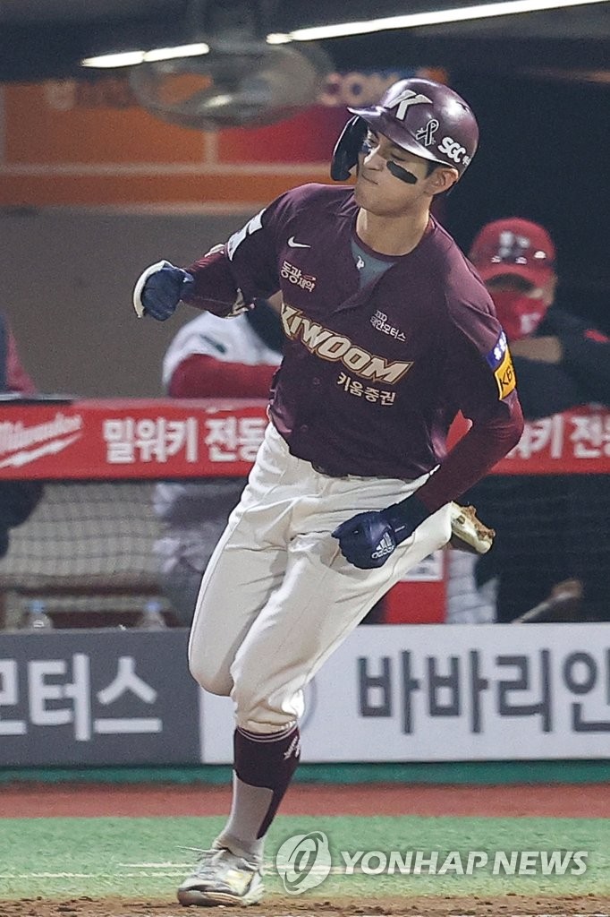 In this file photo from Nov. 8, 2022, Lee Jung-hoo of the Kiwoom Heroes celebrates after hitting a solo home run against the SSG Landers during the top of the sixth inning of Game 6 of the Korean Series at Incheon SSG Landers Field in Incheon, some 30 kilometers west of Seoul. (Yonhap)