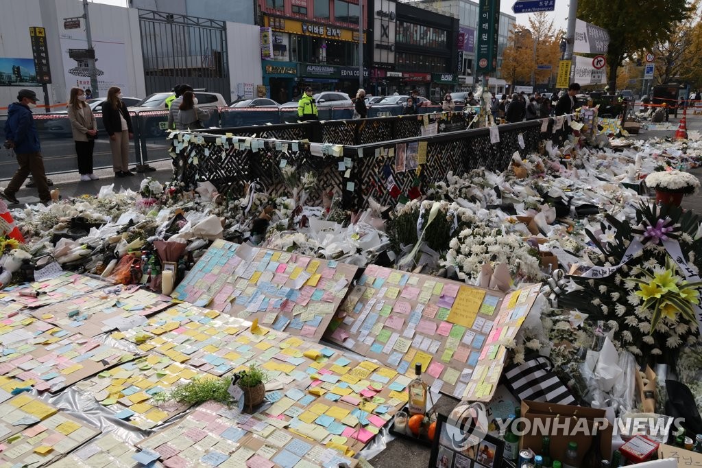 계속되는 이태원 참사 희생자 추모