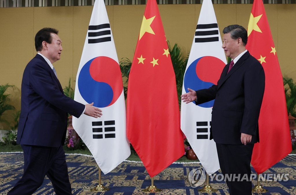 악수하는 윤석열 대통령과 시진핑 중국 국가주석