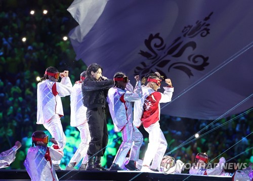 Jungkook de BTS en la ceremonia de inauguración de la Copa Mundial