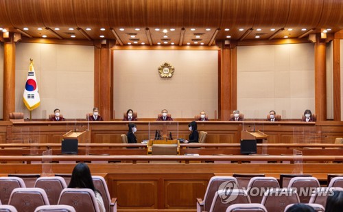 선고 심판 시작하는 헌법재판관들