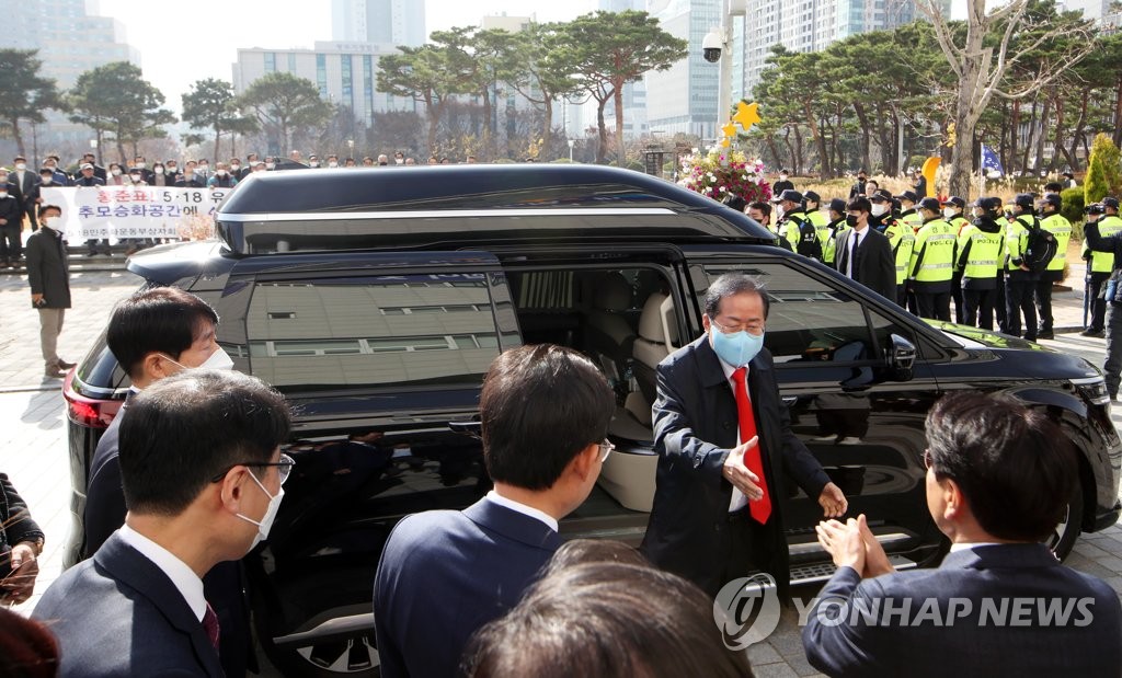 5·18단체 항의받으며 광주에 도착한 홍준표 대구시장