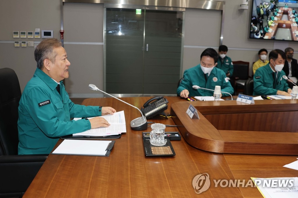 El ministro del Interior y Seguridad surcoreano, Lee Sang-min, habla durante una reunión del Gobierno, el 28 de noviembre de 2022, en el complejo gubernamental de Seúl.