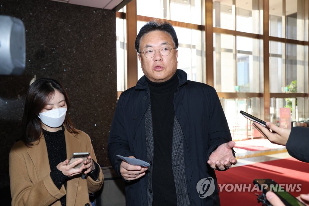 출근길 취재진 질문에 답하는 정진석 비대위원장
