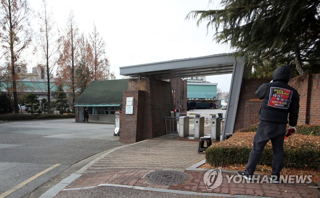 화물연대 파업으로 한산한 금호타이어 정문