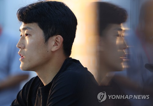 인터뷰하는 나상호